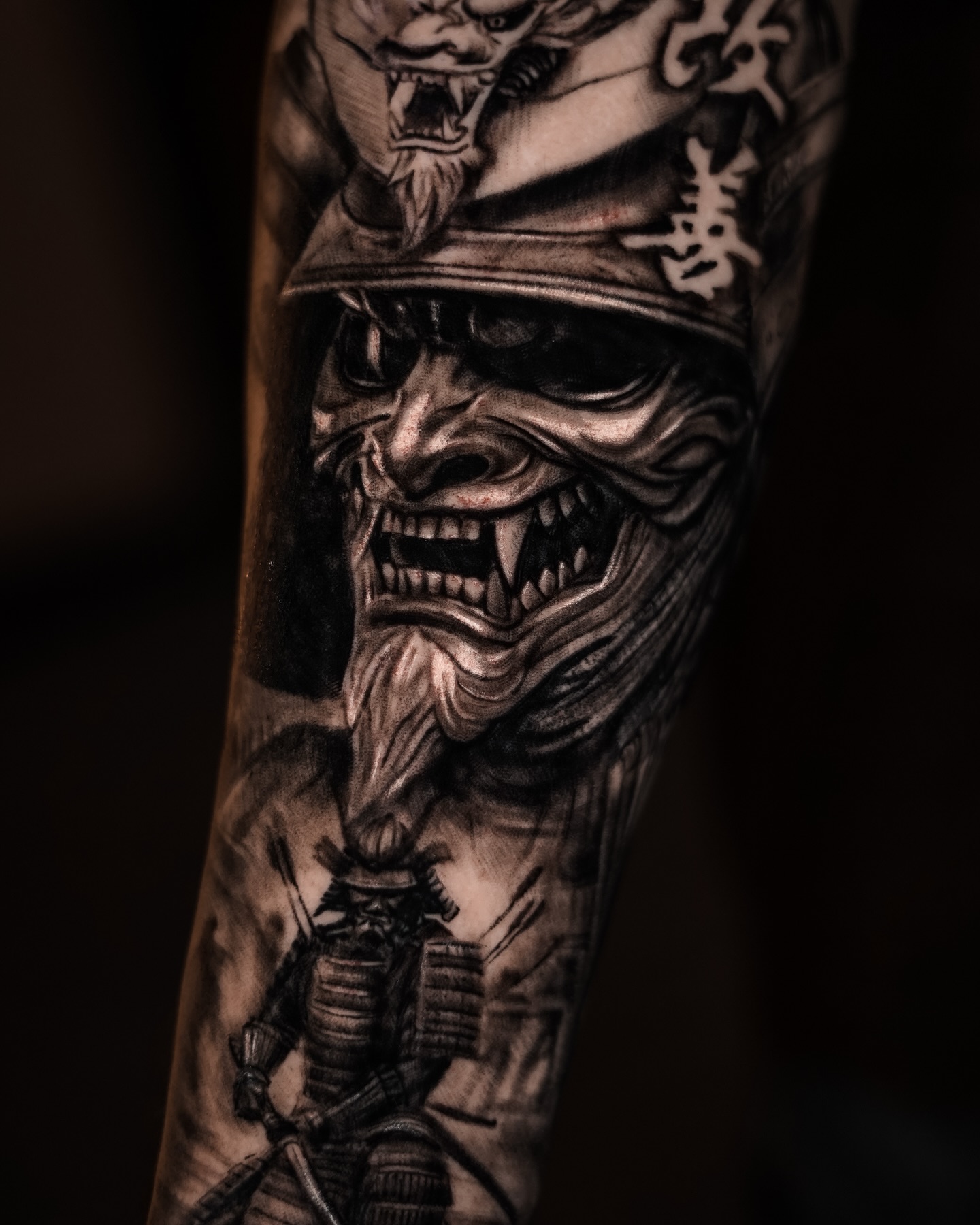 Brazo demoníaco en tinta