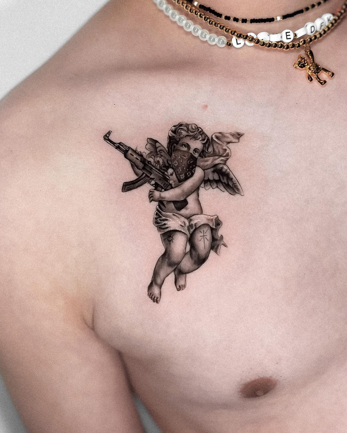 Ángel con rifle pequeño
