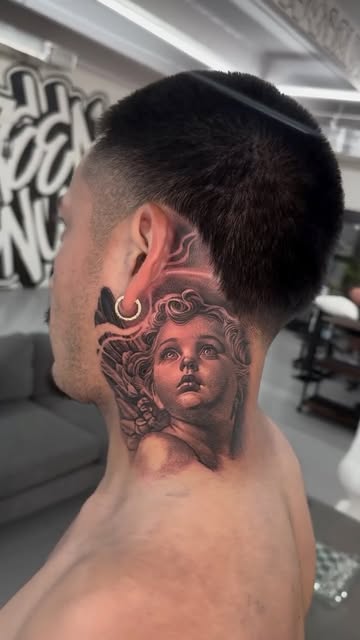 Ángel de cuello realista