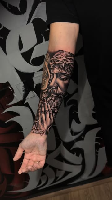Barba realista en brazo