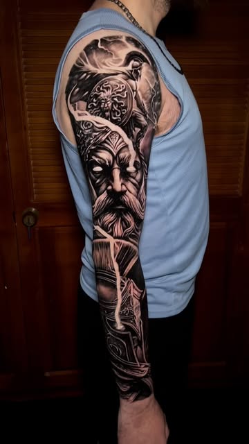 Brazo mitológico en blanco y negro