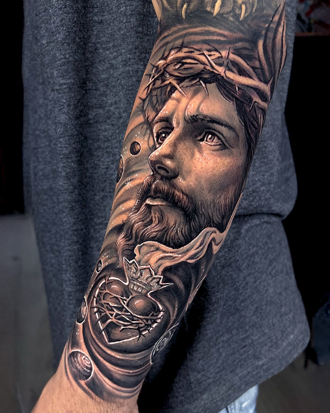 Brazalete bíblico realista
