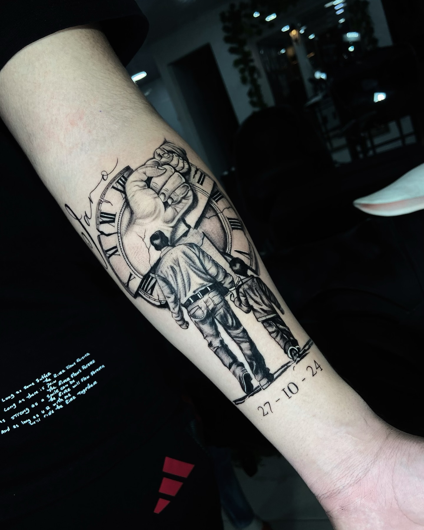 Brazo con reloj y fuerza