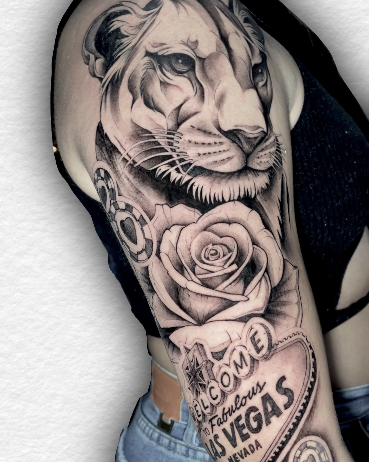 León, rosa y corazón