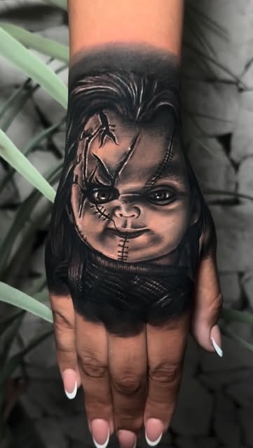 Gato realista en mano