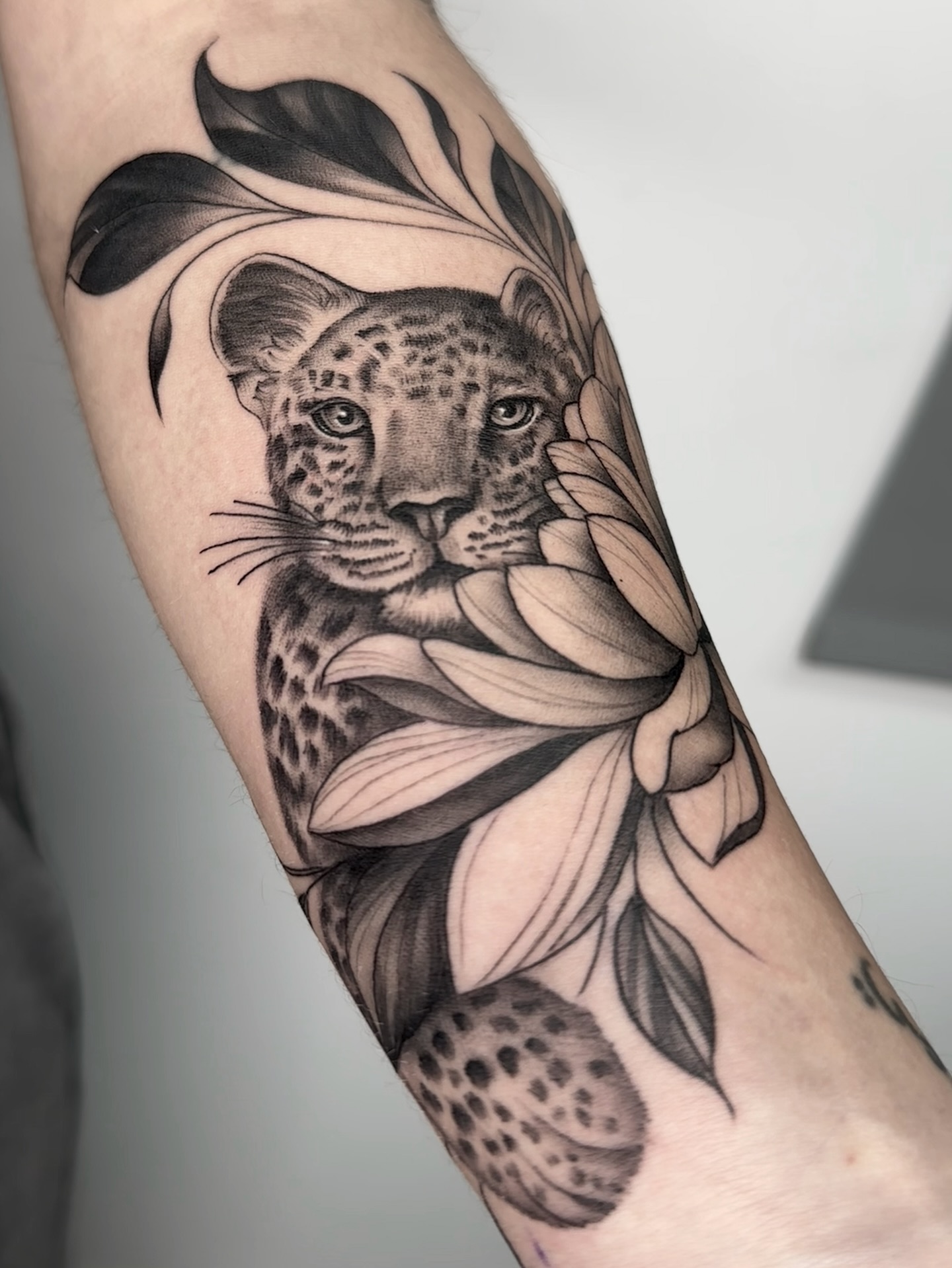 Leopardo floral en brazo