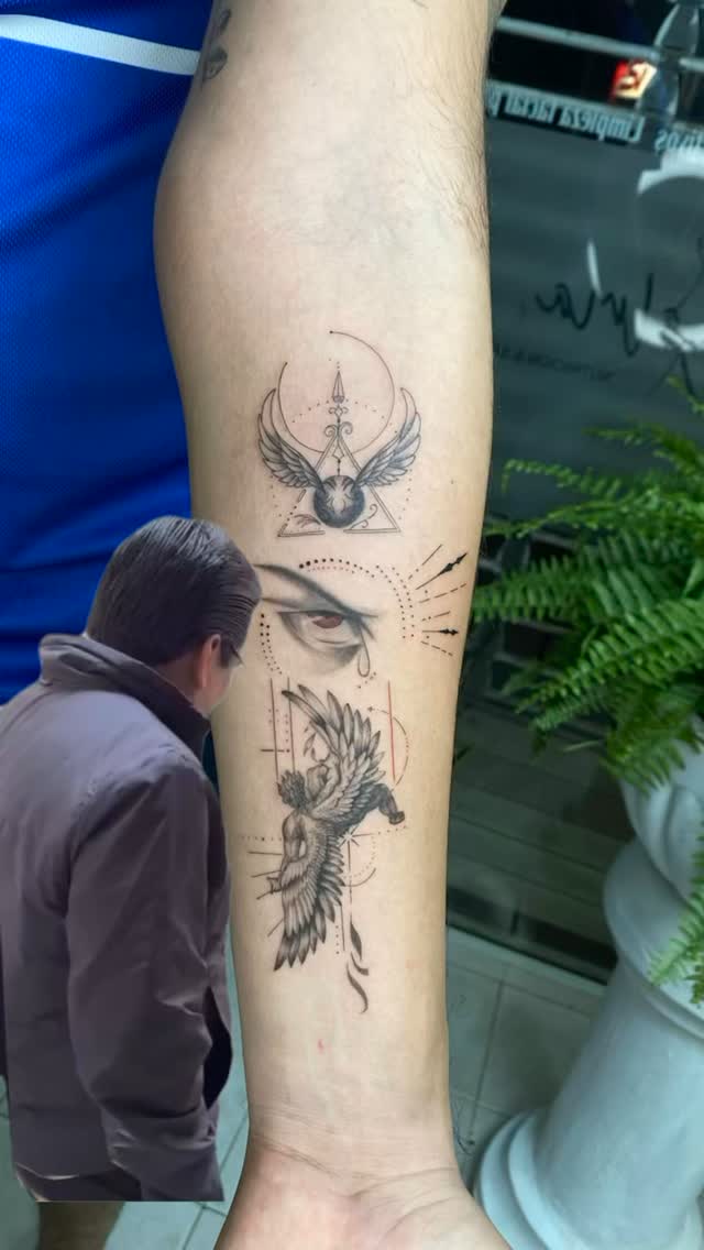 Ángel y alas geométricas