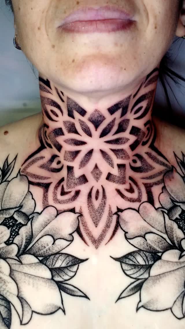 Mandala cuello tatuado