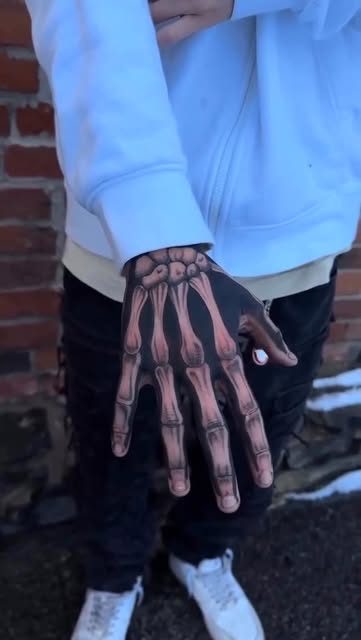 Mano con tinta oscura