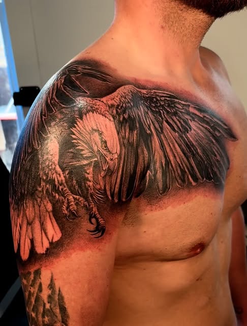 Roaring Eagle Shoulder