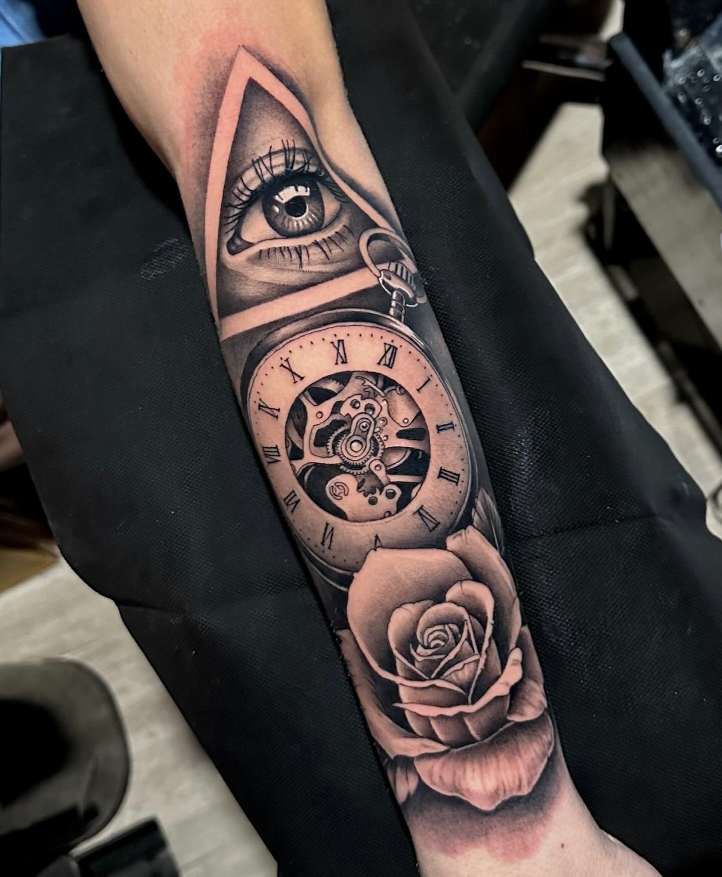 Brazo: ojo y reloj