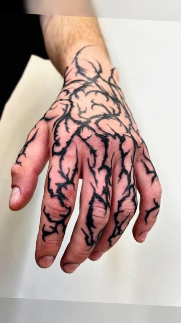 Mano con tinta gótica