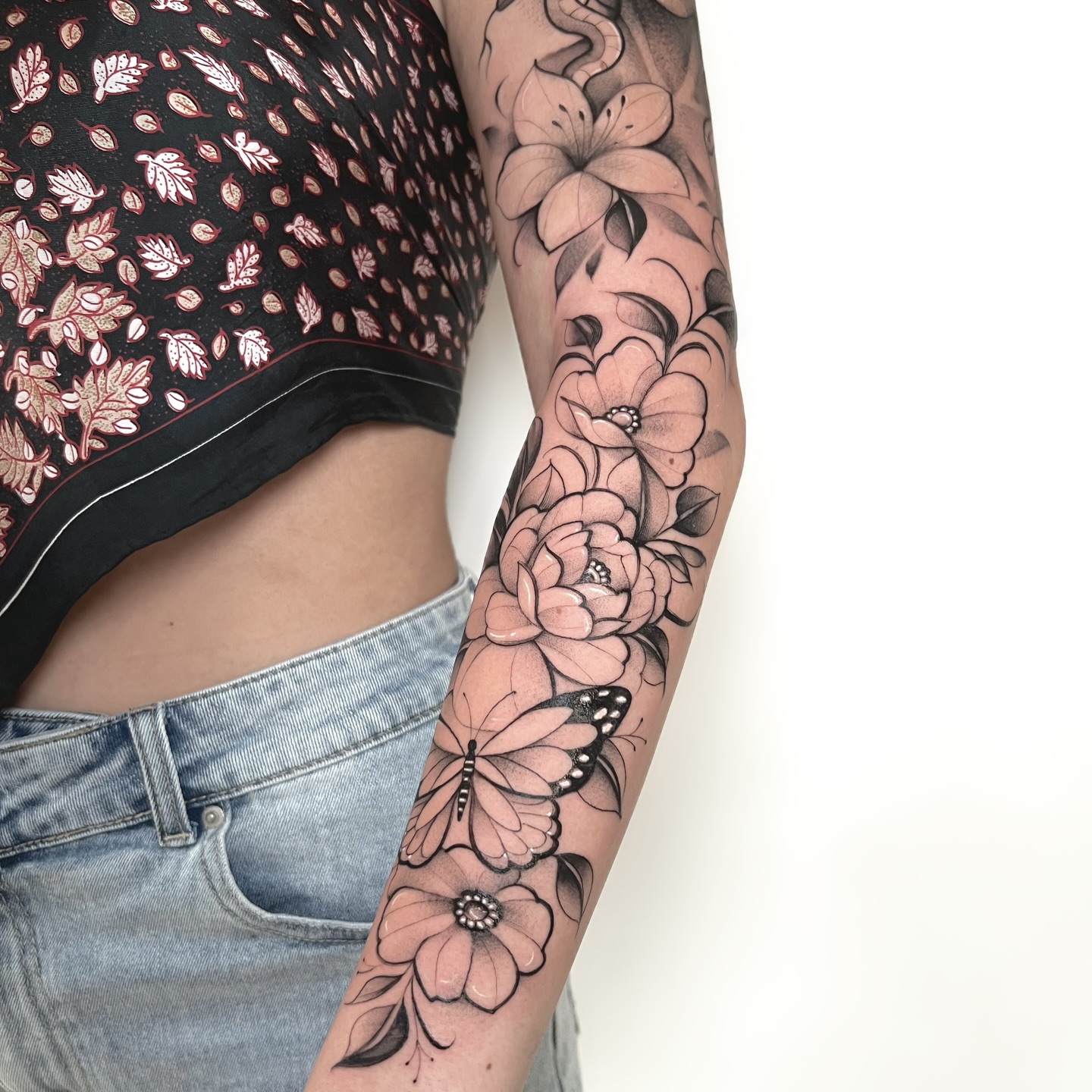 Flores y mariposa brazo