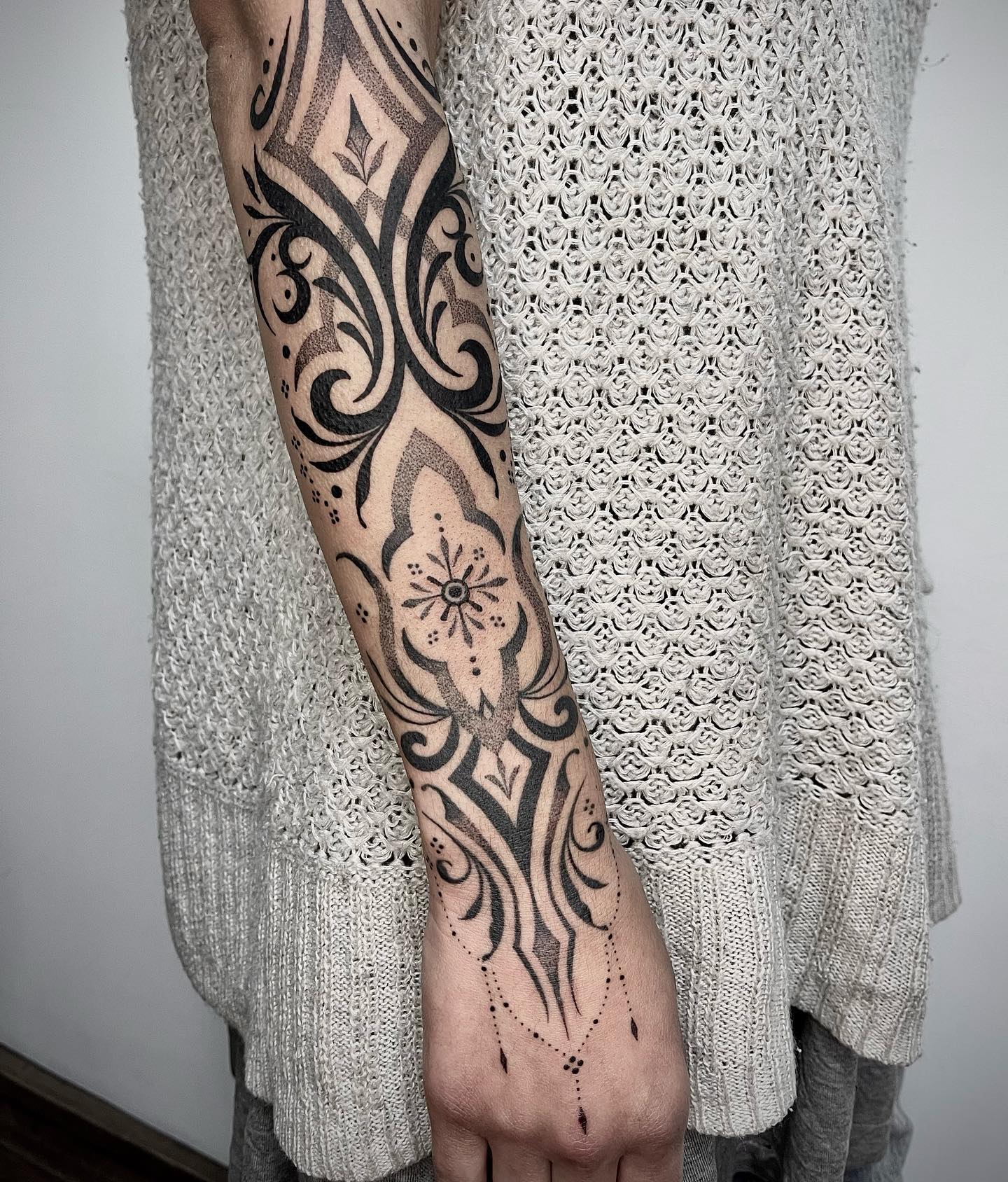 Rosas y filigrana en brazo