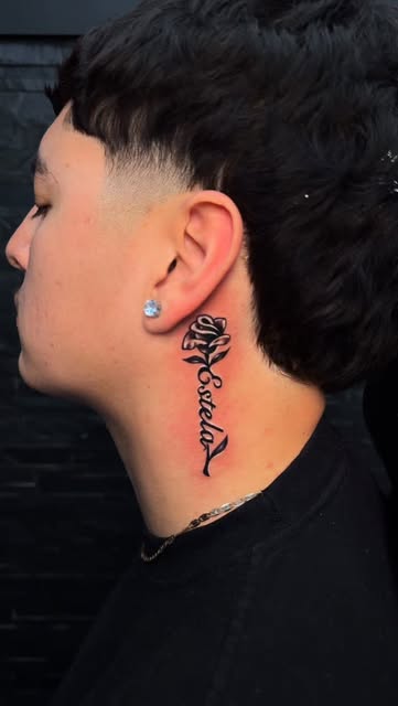 Tatuaje flor y letras