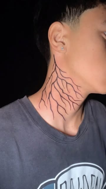 Tinta de ramas en cuello