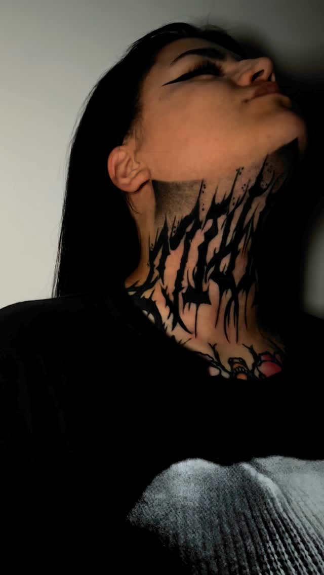 Cuello con graffiti negro