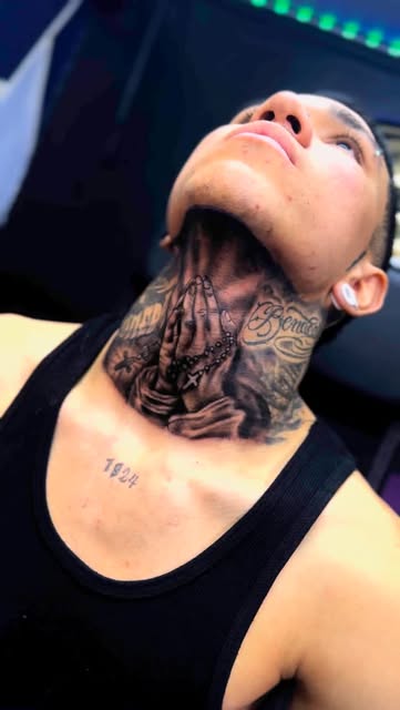 Tatuaje cuello hombre