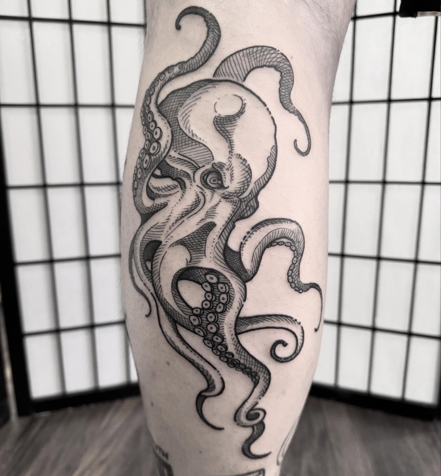 Blackwork Octopus Bum