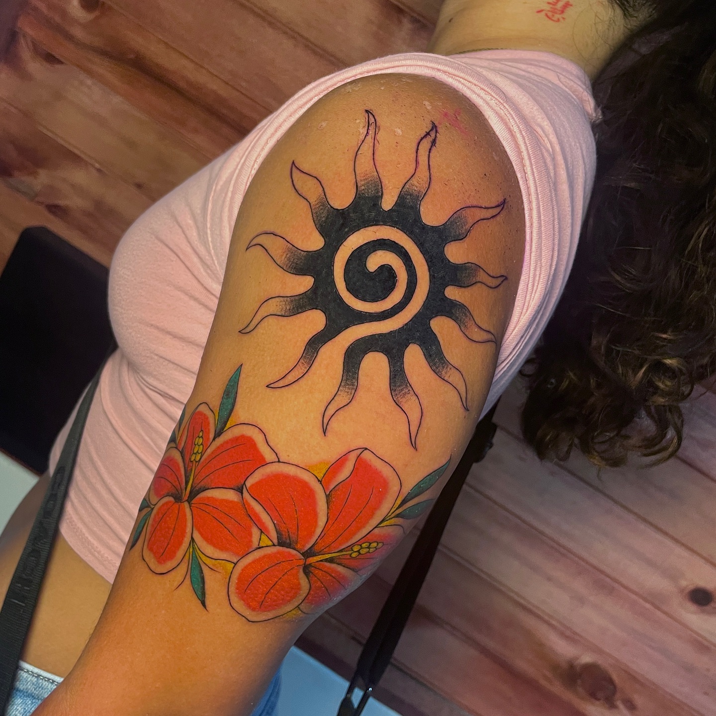 Sol y flores tatuaje