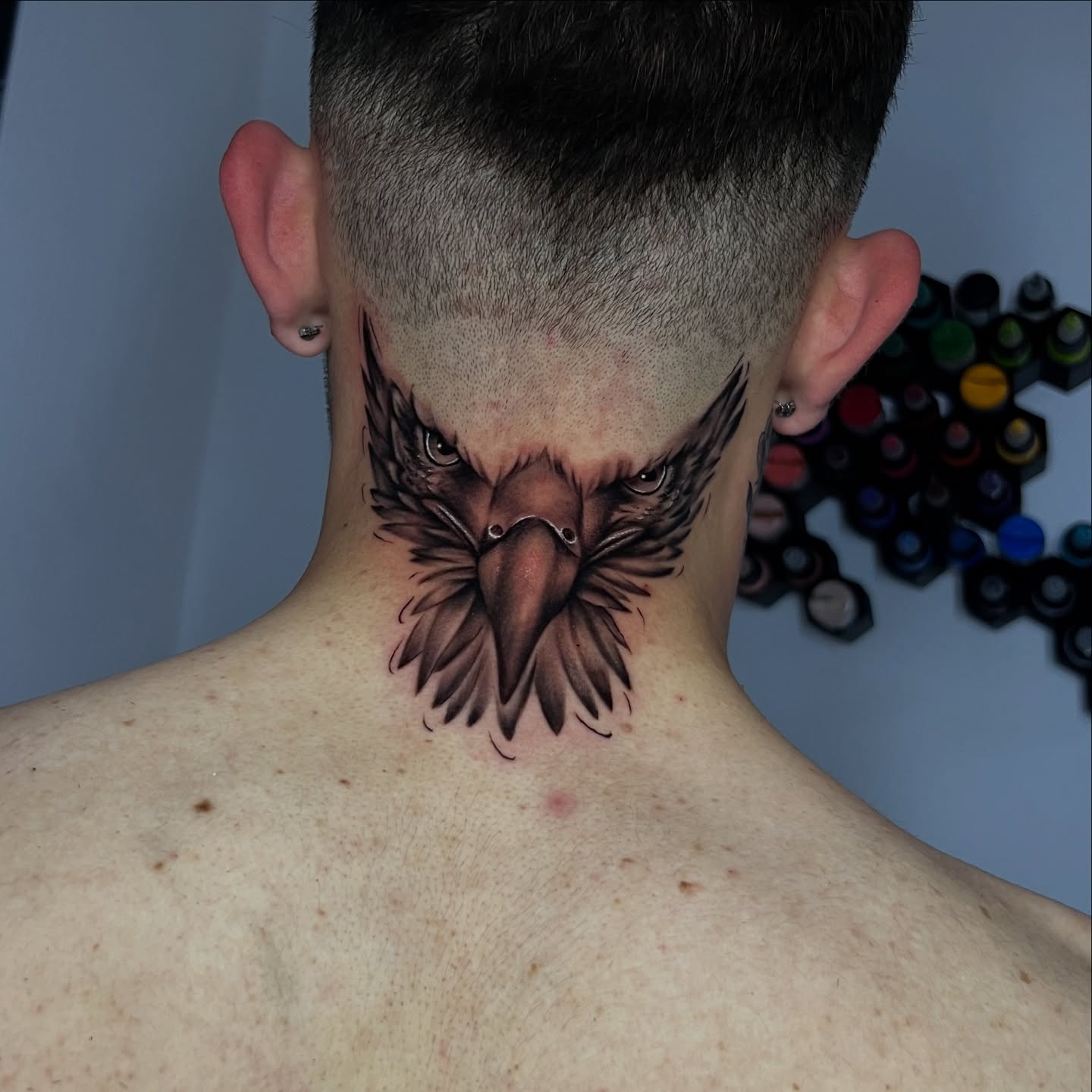Halcón tribal en cuello