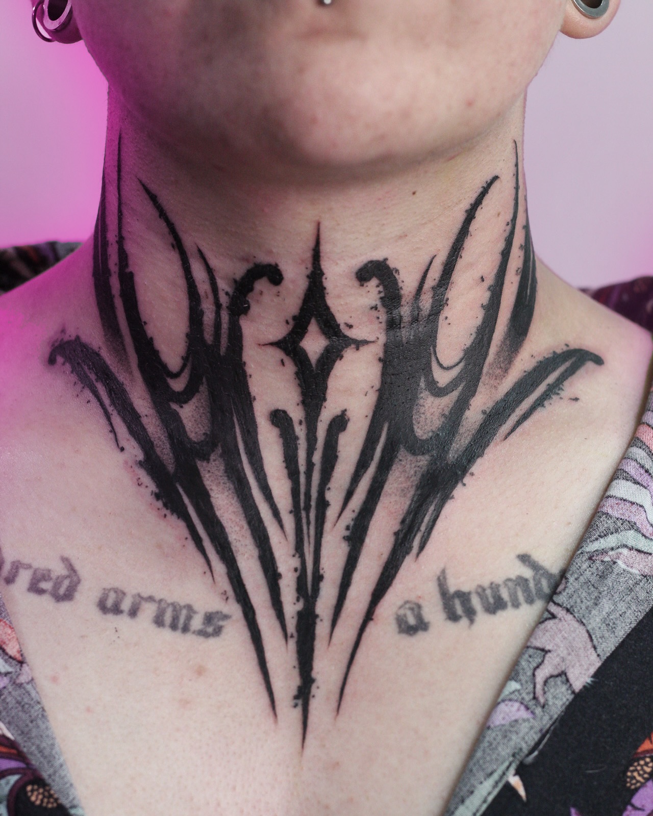 Tatuaje cuello tribal