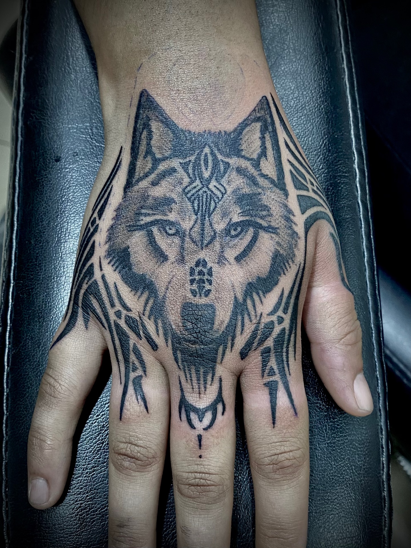 Lobo tribal en tinta