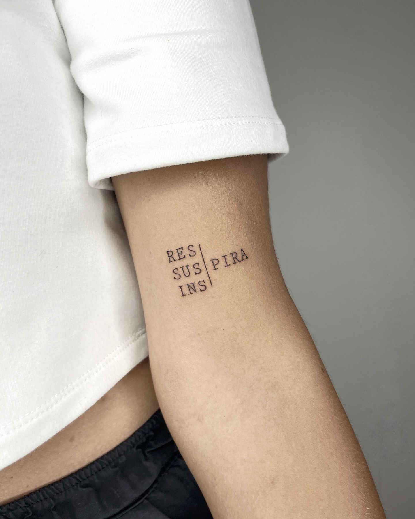 Tatuaje tipográfico cruzado