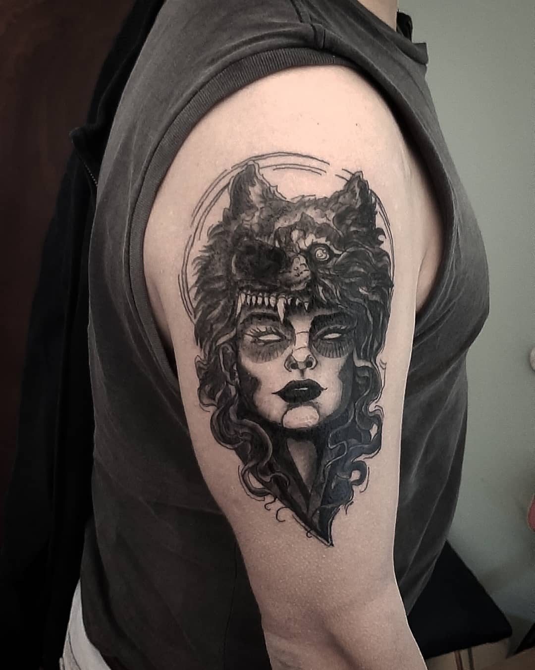 Lobo y rostro místico