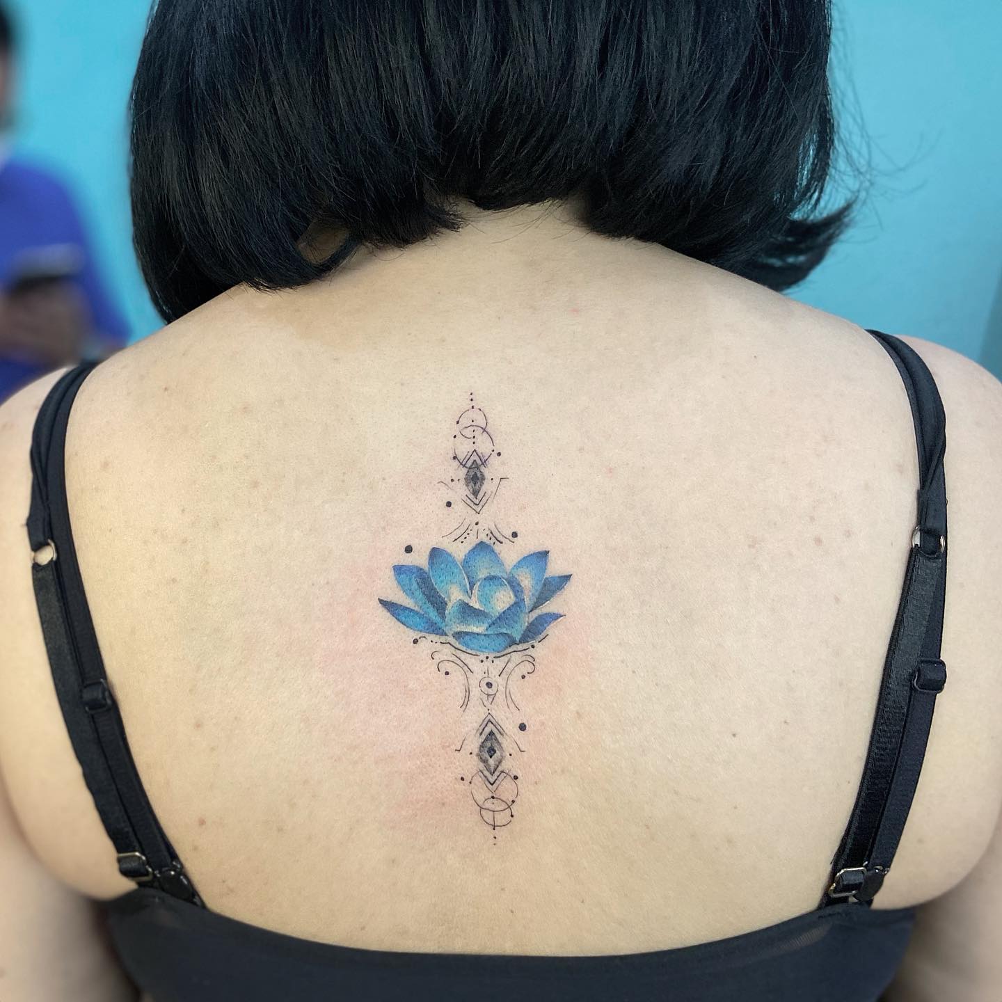 Flor azul espalda femenina