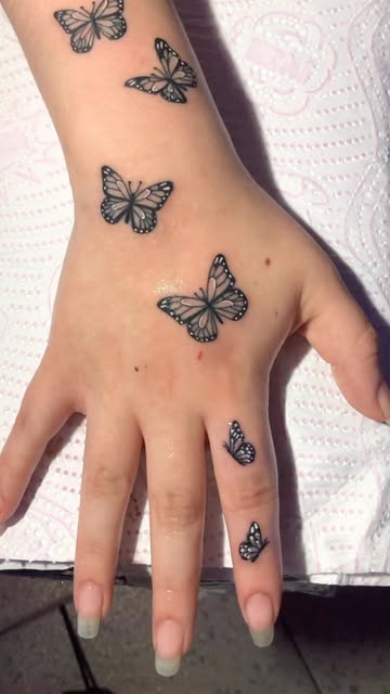 Mariposas en la mano