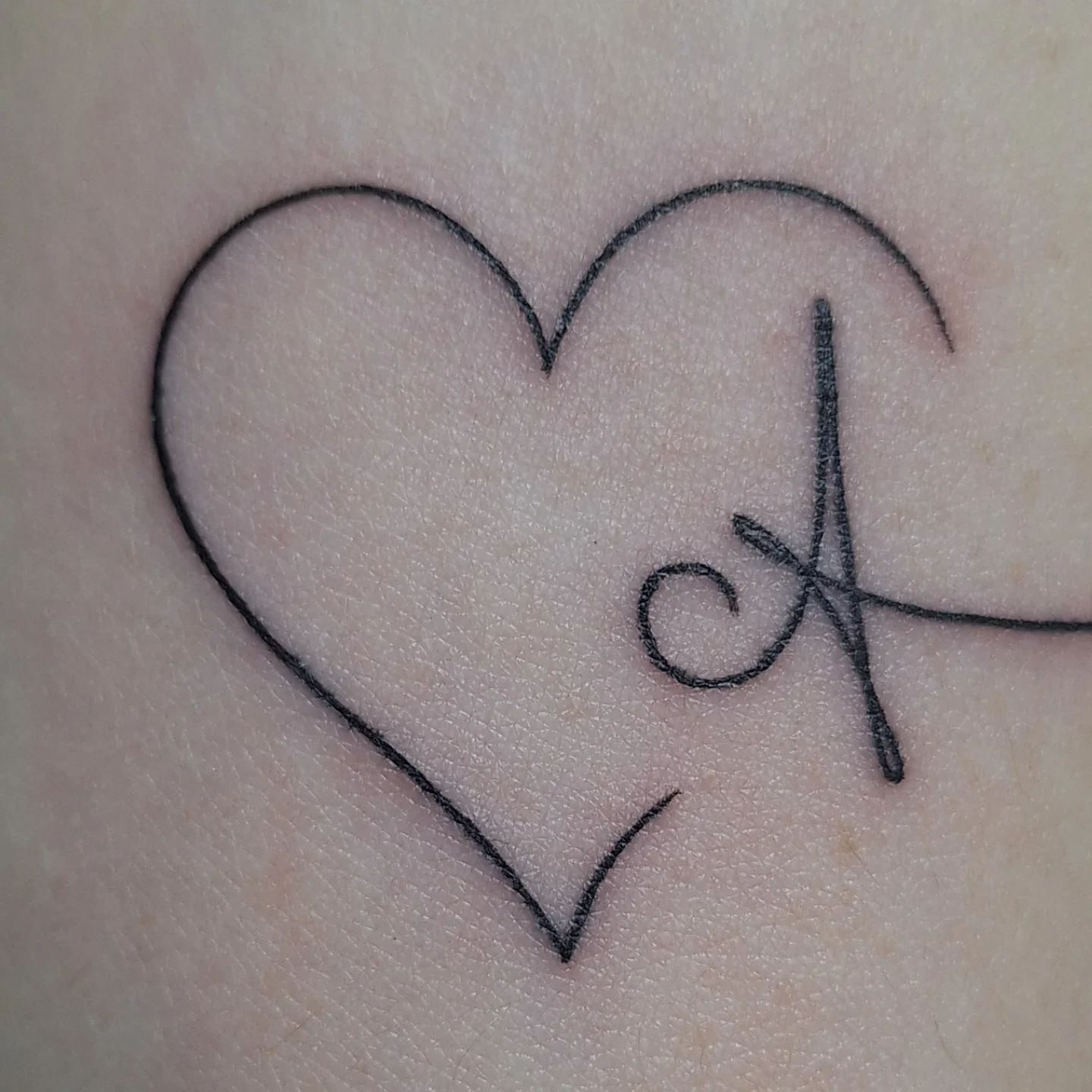 Corazón con trazo minimal