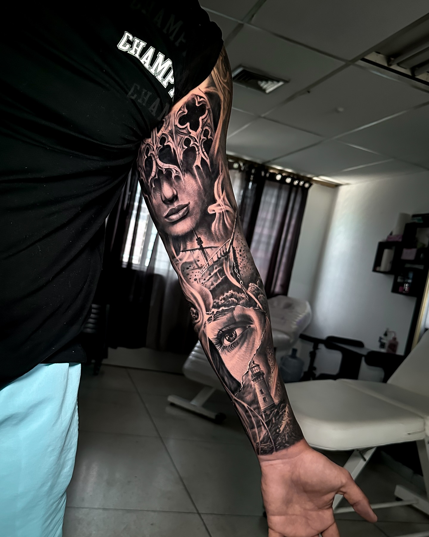 Brazo realista oscuro