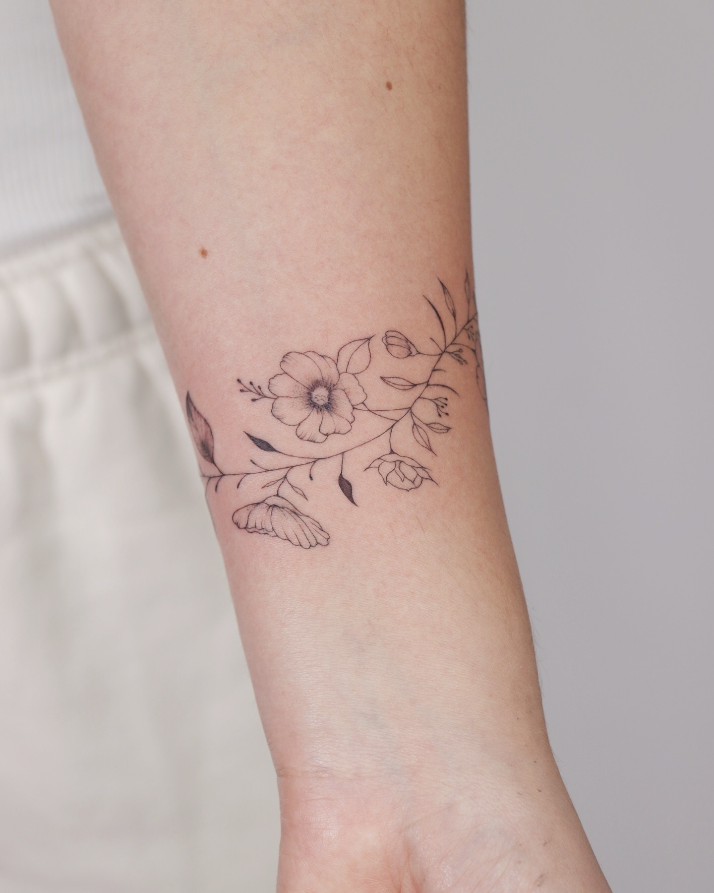 Delicate Floral Linework