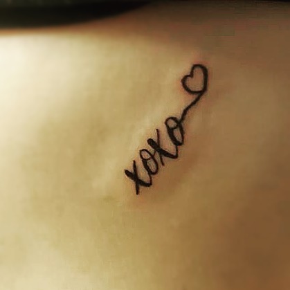 Delicate XOXO Script