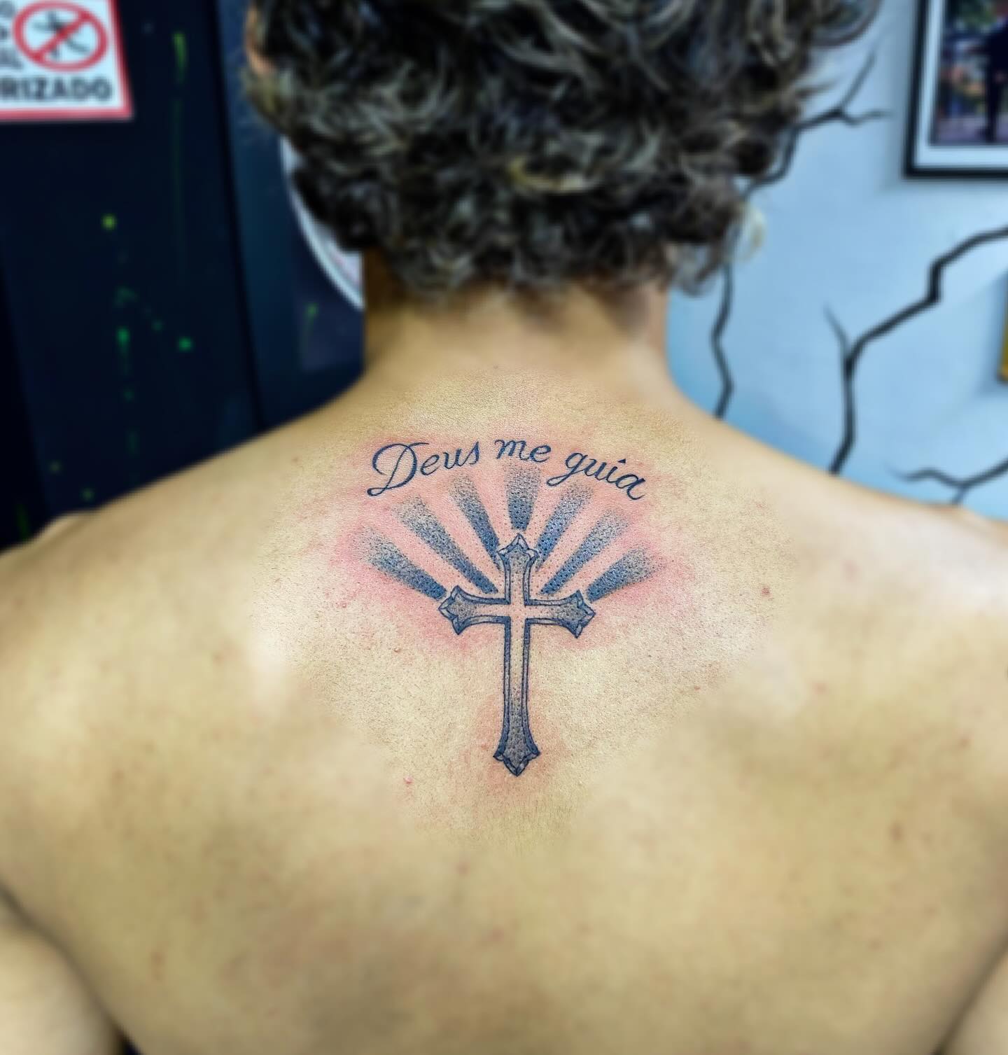 Cruz con luz manuscrita