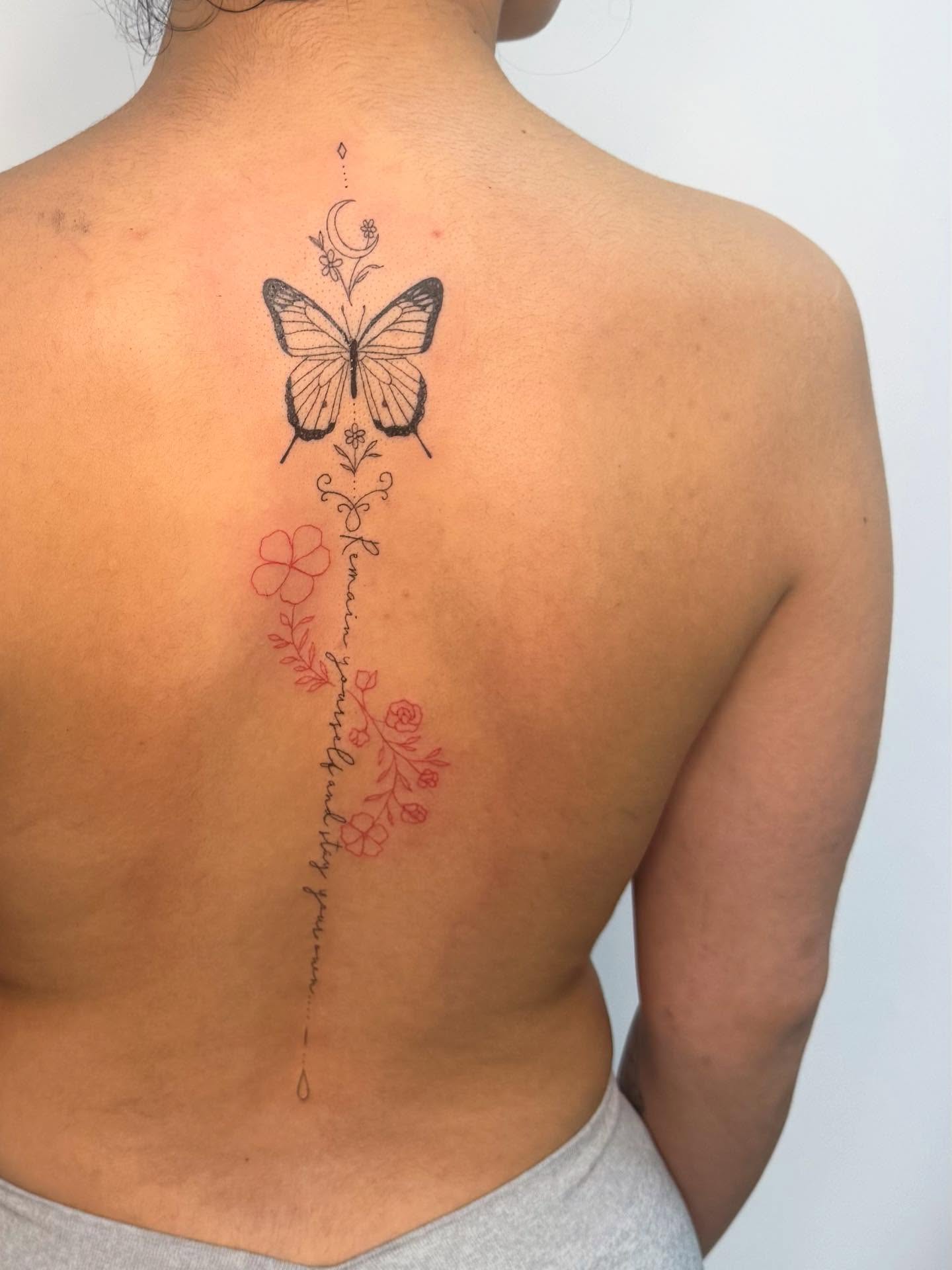 Mariposa floral en la espalda