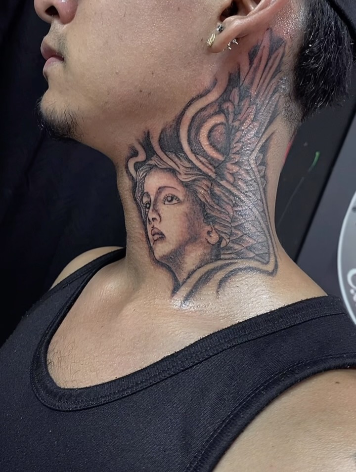 Elegante rostro mitológico
