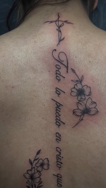 Tatuaje floral en espalda