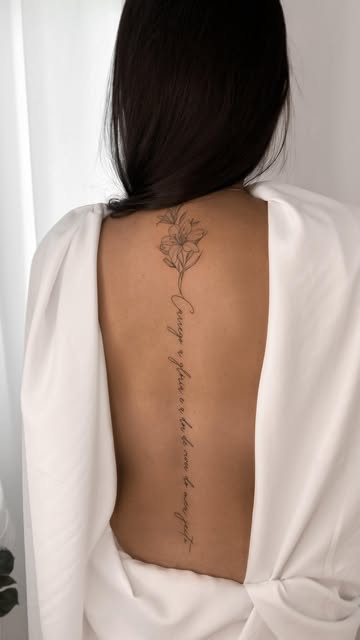 Flor y frase al dorso