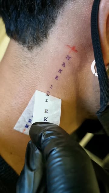 Tatuaje en el cuello