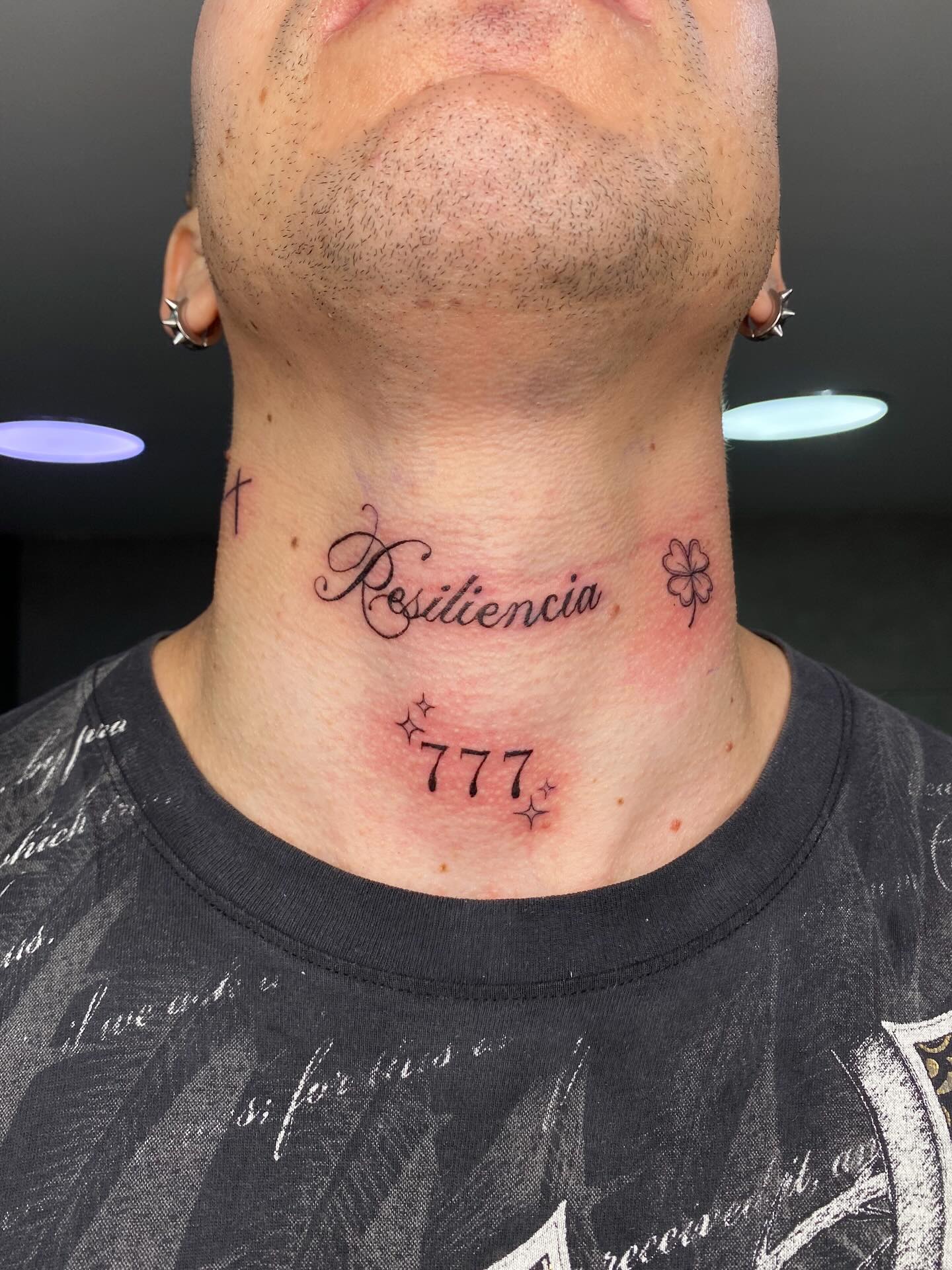 Frase y trébol cuello