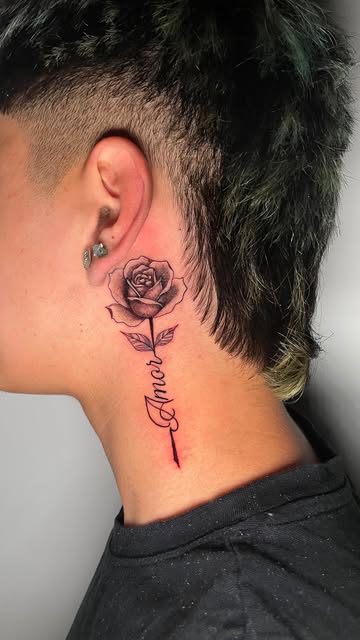 Tatuaje rosa al cuello