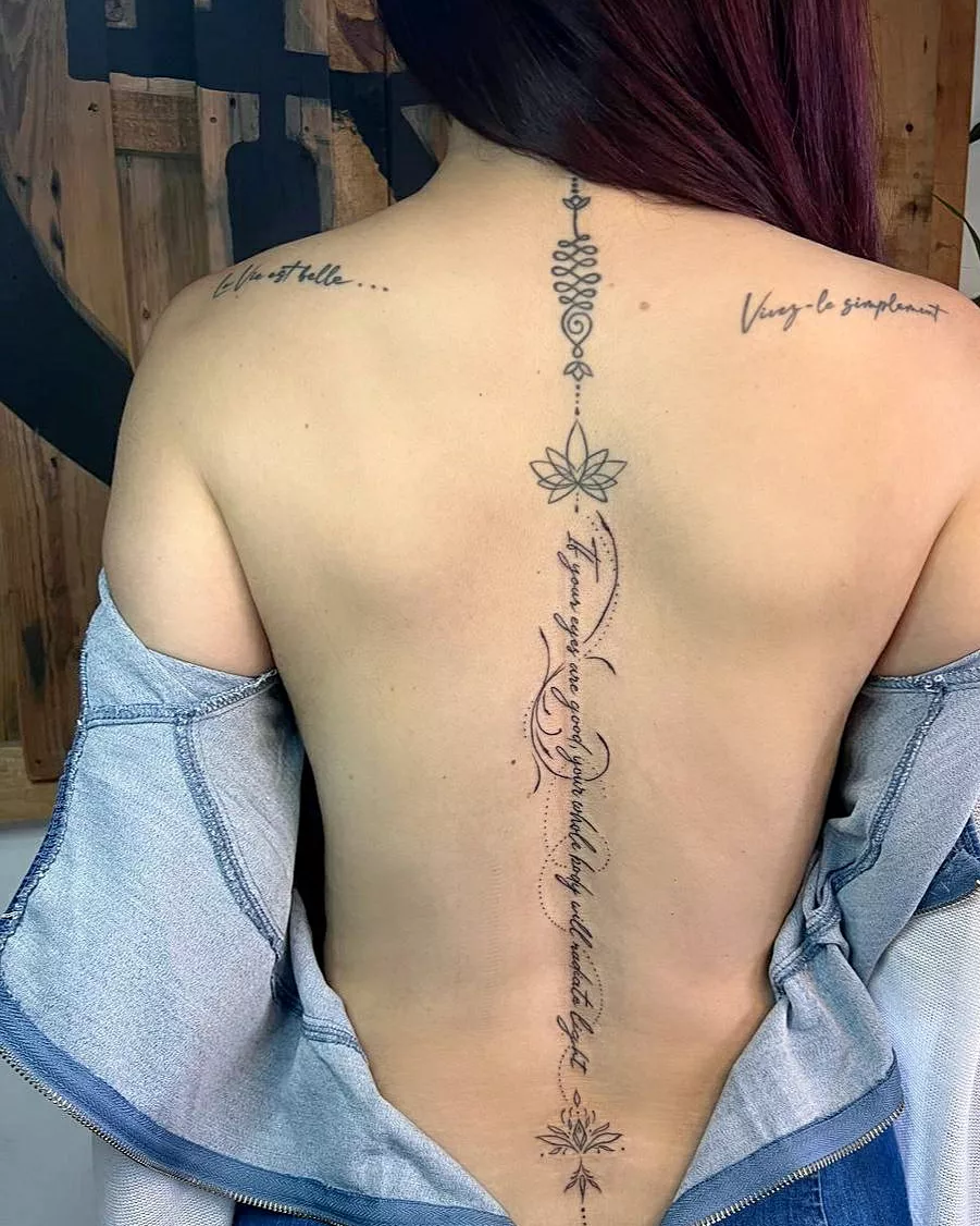 Tatuaje lineal en espalda