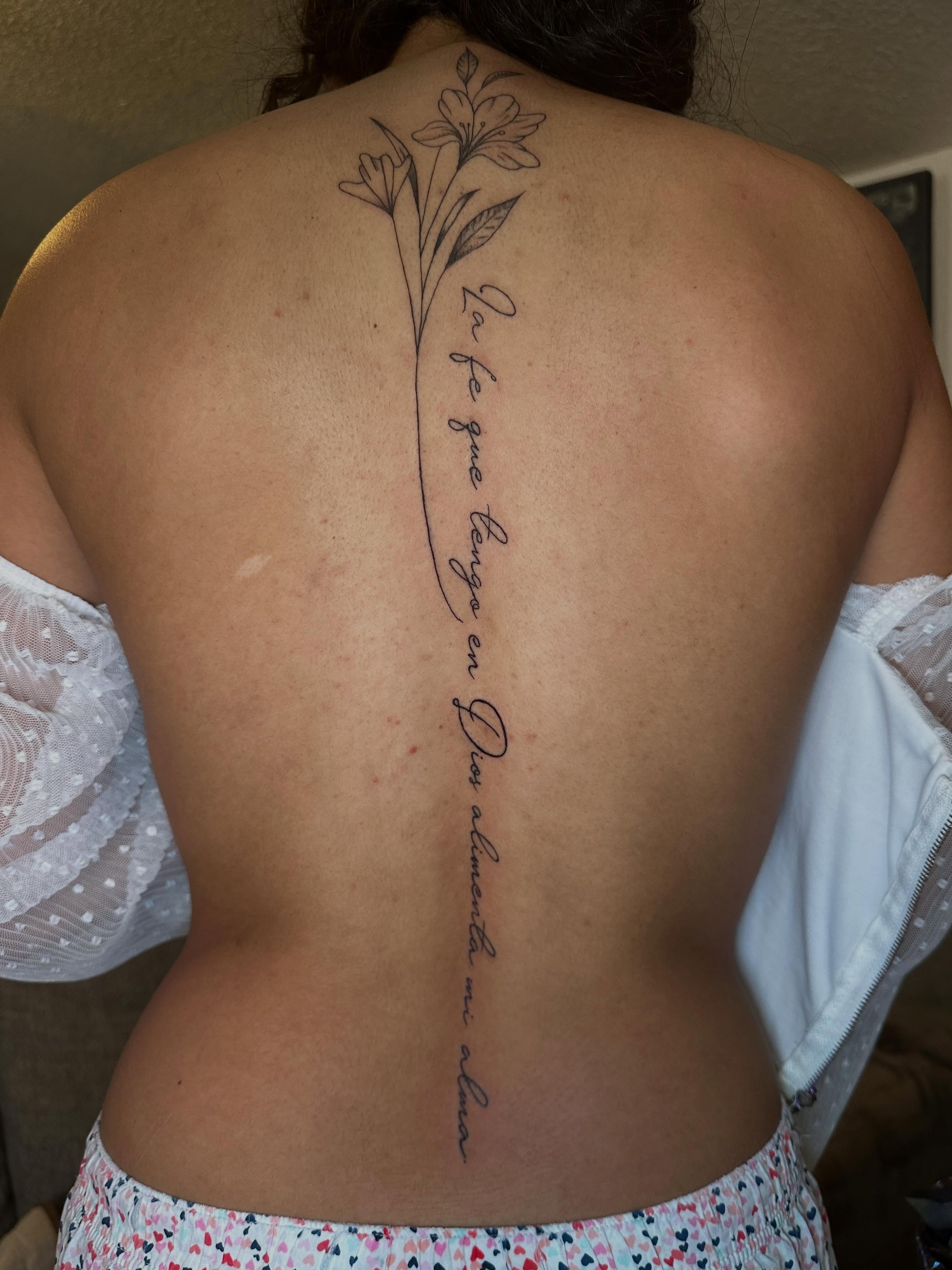 Flores y caligrafía espalda
