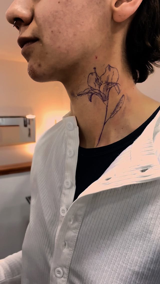 Rosa lineal en cuello