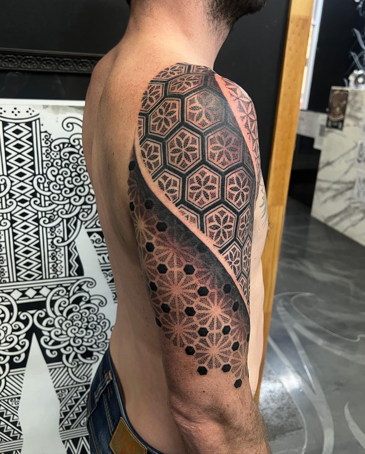 Hexagon Pattern Shoulder