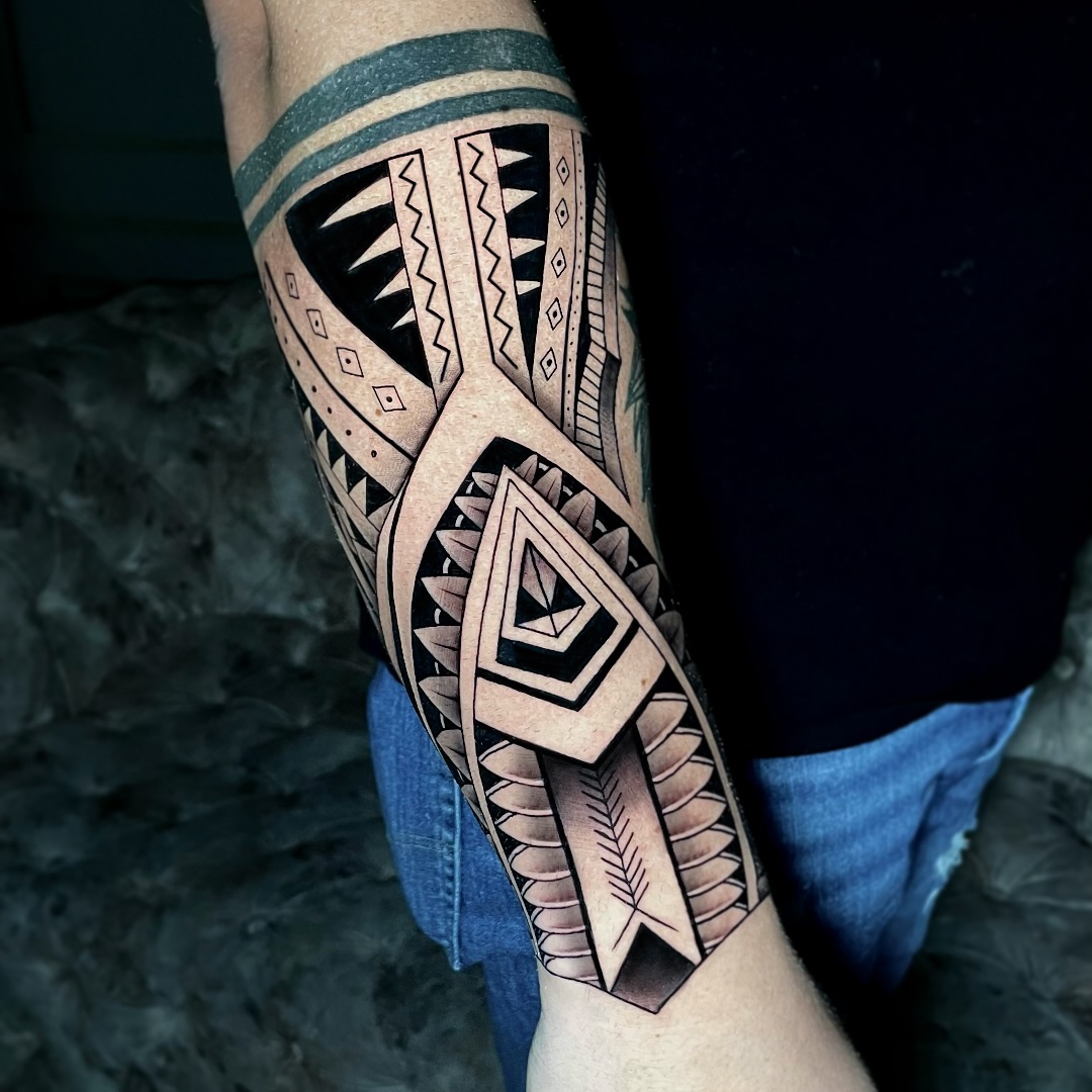 Brazo tribal geométrico