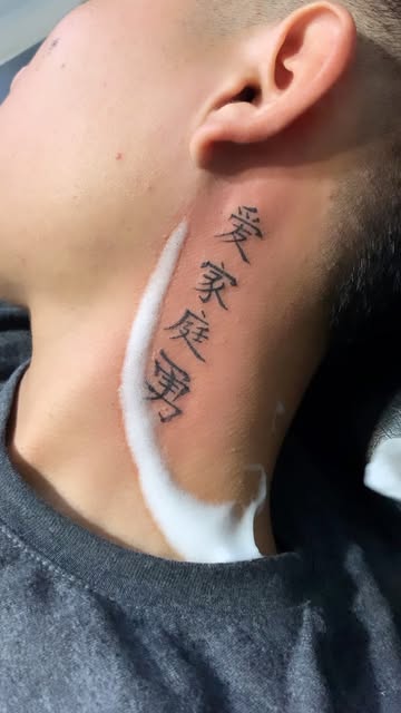 Tatuaje oriental en cuello