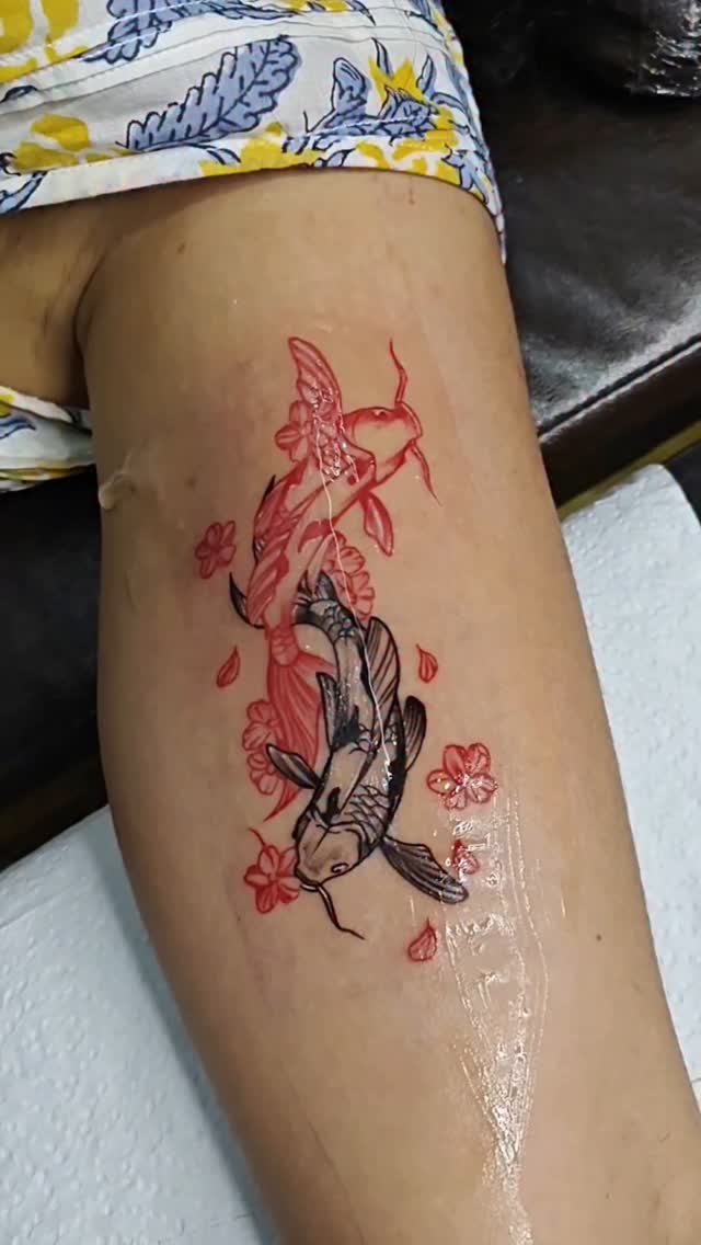 Koi Rojo y Flores